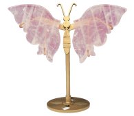 Schmetterling aus Rosenquarz auf einem 14 cm großen Sockel