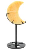 Mond aus orangefarbenem Kalzit auf einem 16 cm großen Sockel